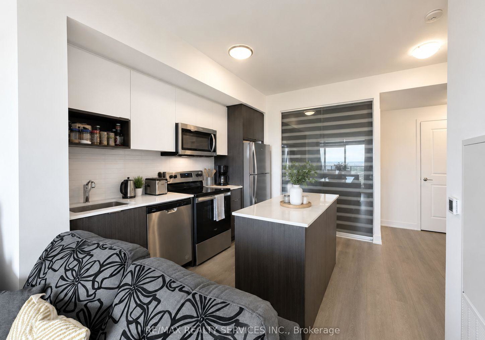202-burnhamthorpe-road-e-mississauga-ontario-w13610360
