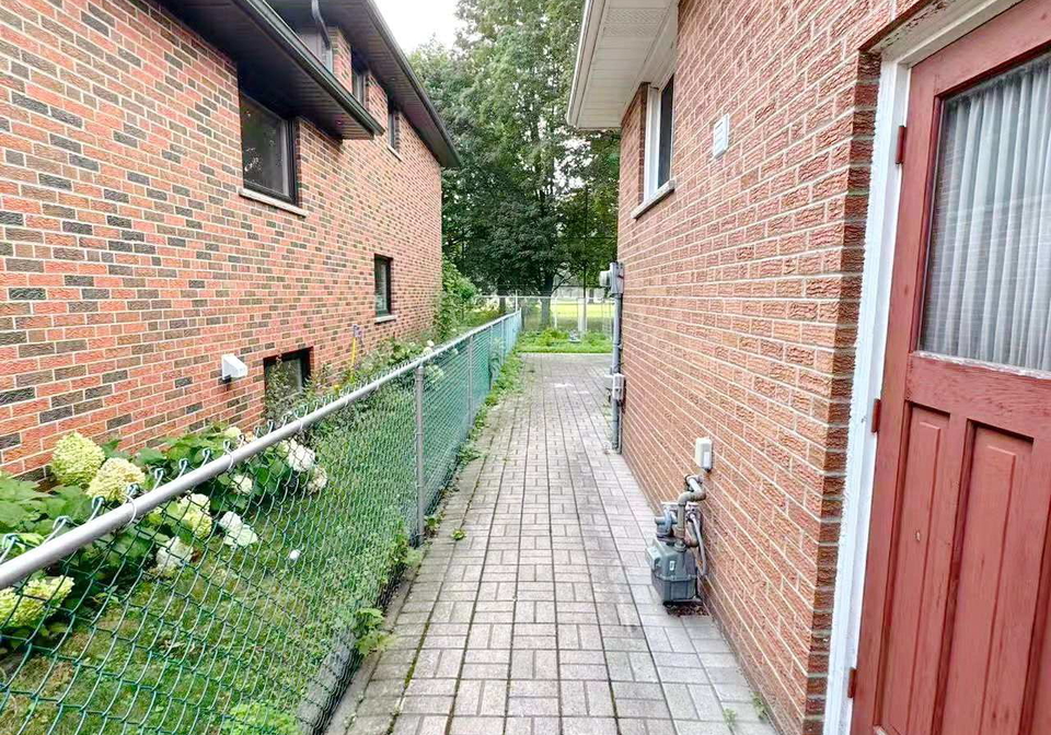 1353-myron-drive-mississauga-ontario-w13611156