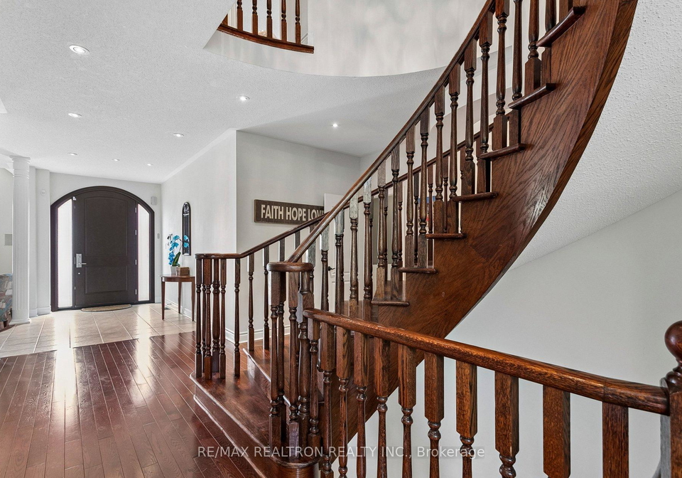 2207-mariposa-road-oakville-ontario-w13613068
