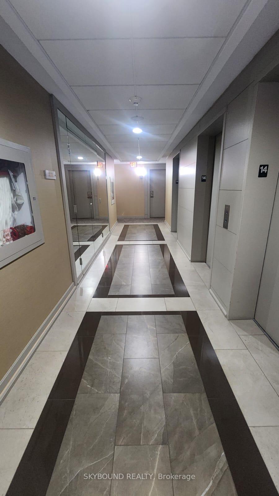 330-burnhamthorpe-road-w-mississauga-ontario-w13613374