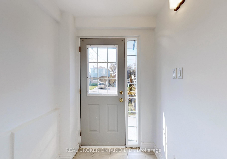 102-bowie-avenue-toronto-north-york-ontario-w13613658
