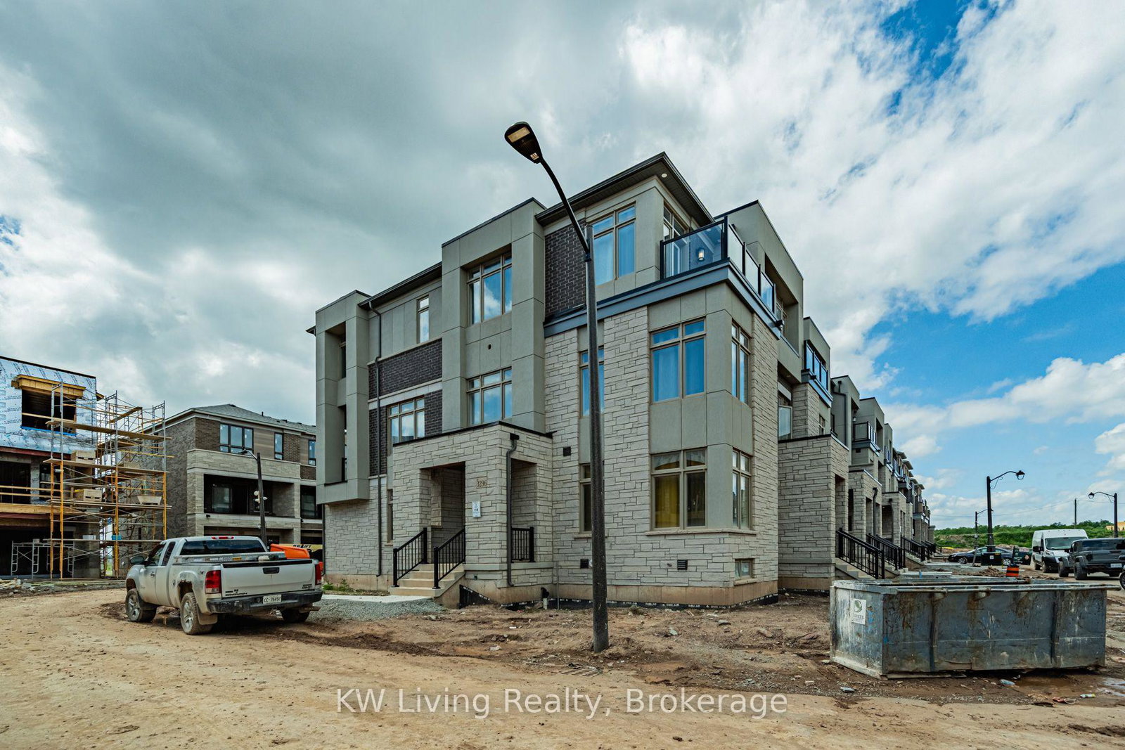 3296-taha-gardens-oakville-ontario-w13615102