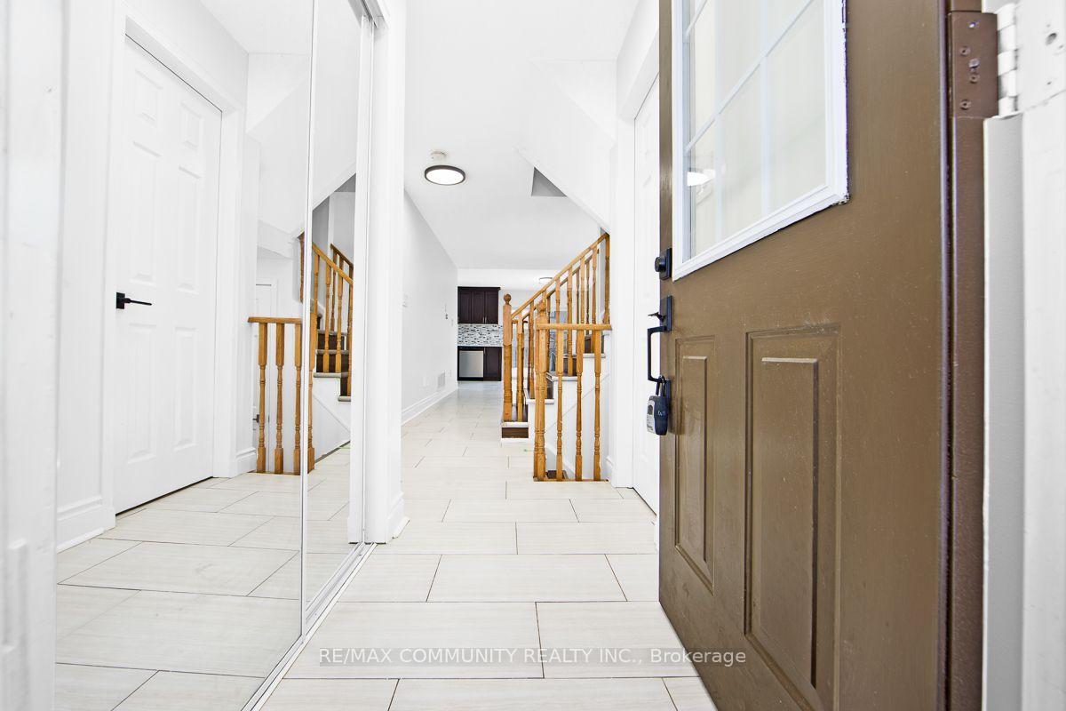 1049-kennedy-circle-milton-ontario-w13619258