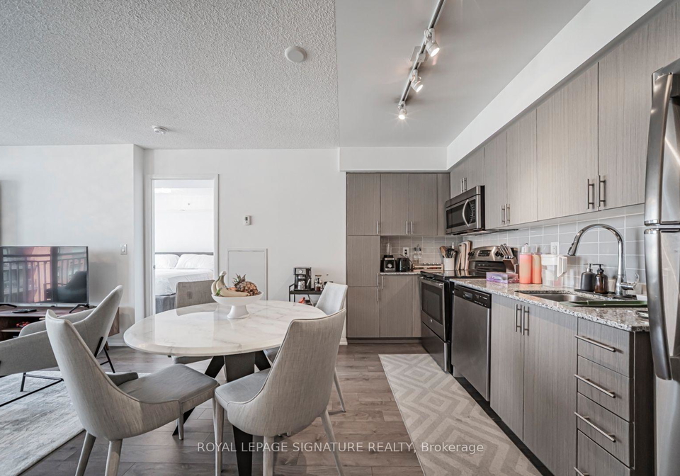 830-lawrence-avenue-w-toronto-north-york-ontario-w13624556