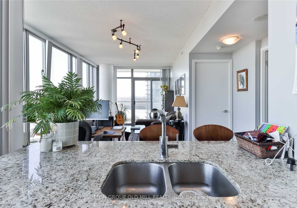 105-the-queensway-toronto-toronto-ontario-w13627210