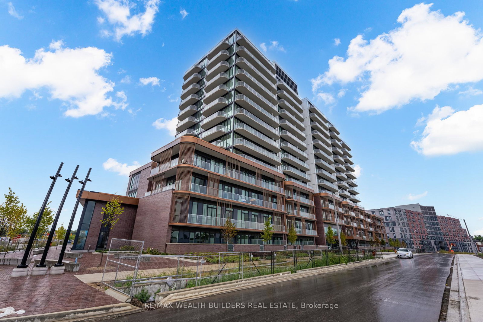220-missinnihe-way-mississauga-ontario-w13628926