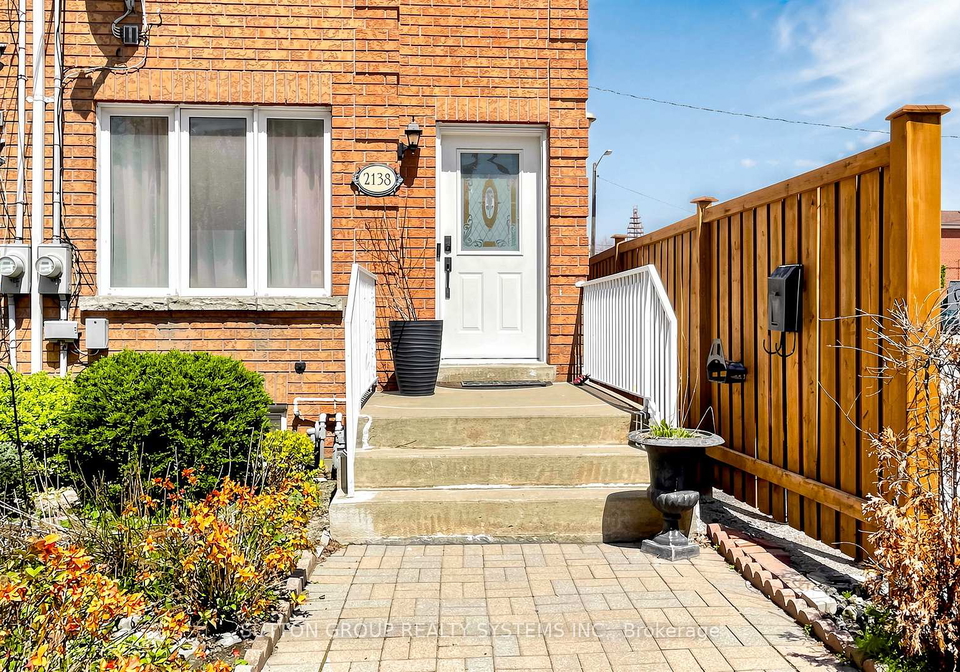 2138-eglinton-avenue-w-toronto-north-york-ontario-w13632682