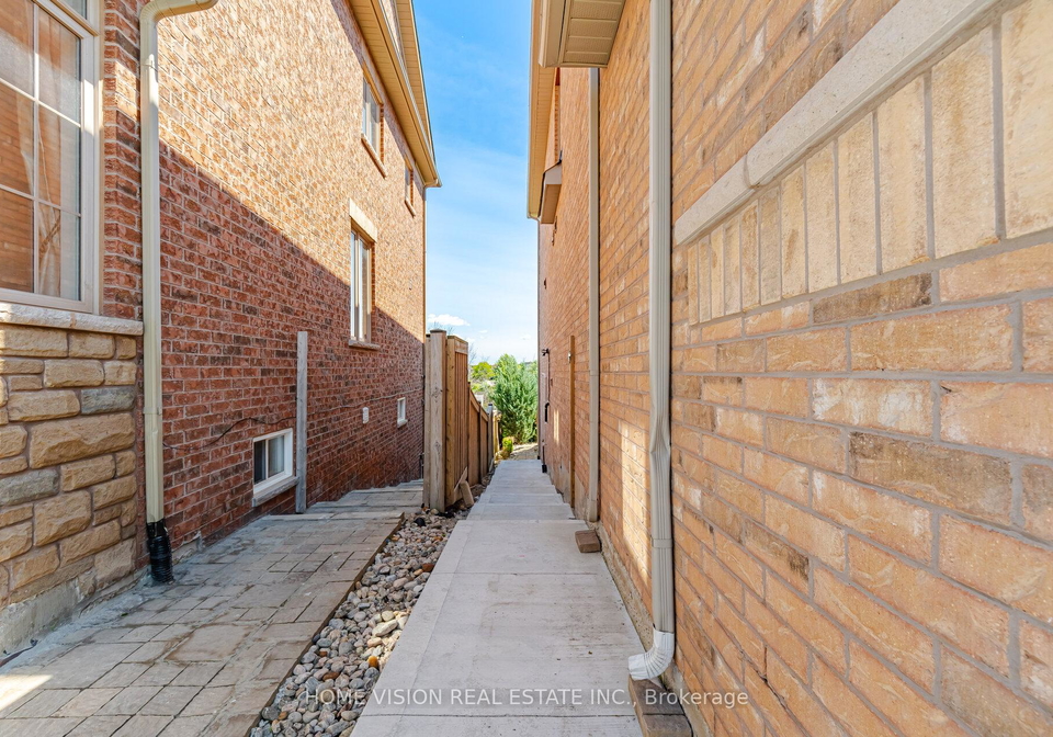 18-intrigue-trail-brampton-ontario-w13633978