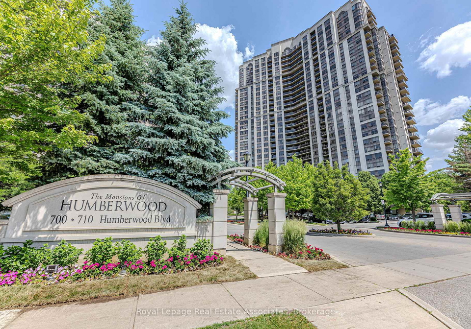 700-humberwood-boulevard-toronto-etobicoke-ontario-w13636040