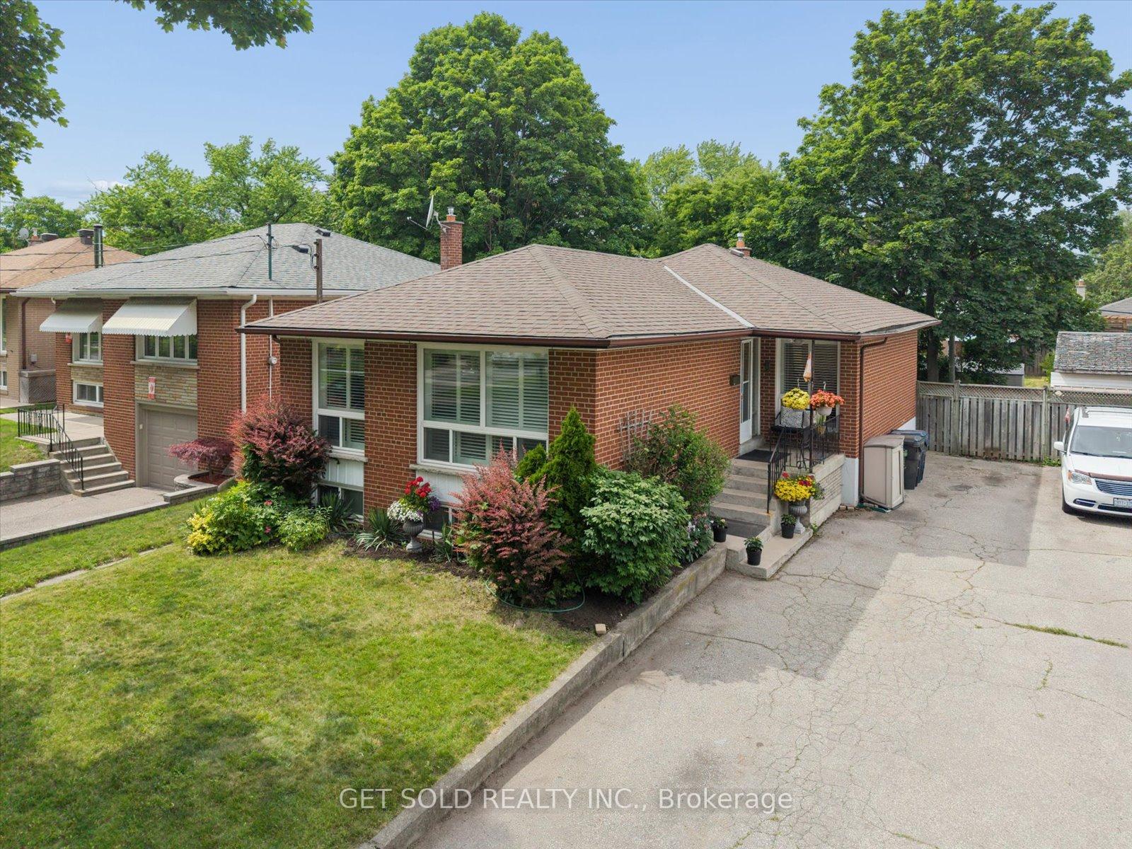 32-checkendon-drive-toronto-etobicoke-ontario-w13639160