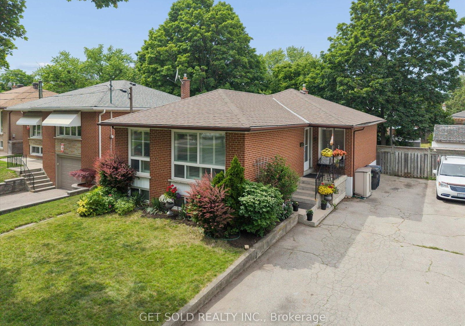 32-checkendon-drive-toronto-etobicoke-ontario-w13639160