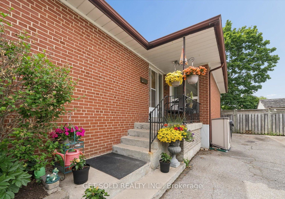 32-checkendon-drive-toronto-etobicoke-ontario-w13639160