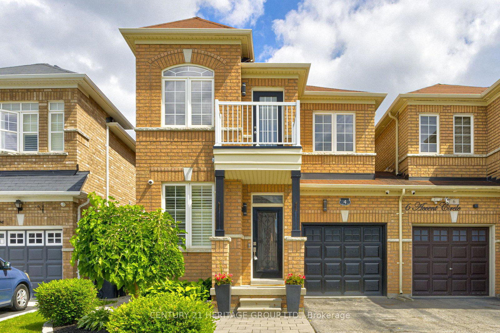 4-accent-circle-brampton-ontario-w13639466