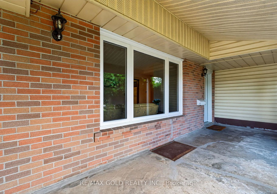 18-esplanade-road-brampton-ontario-w13643804