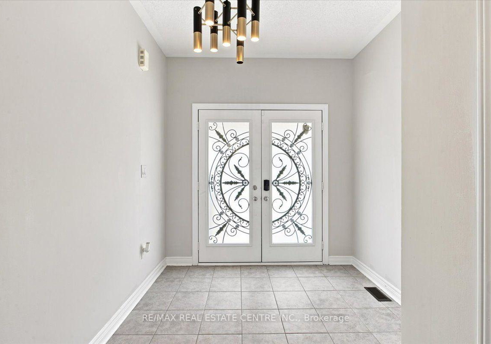 1053-job-crescent-milton-ontario-w13645882