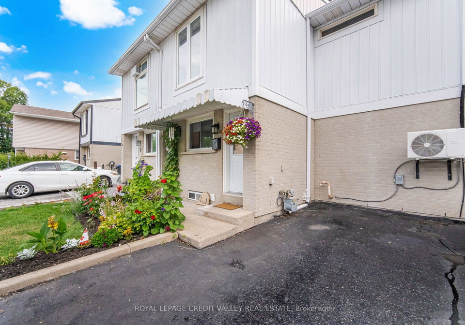 10-gladstone-square-brampton-ontario-w13647276