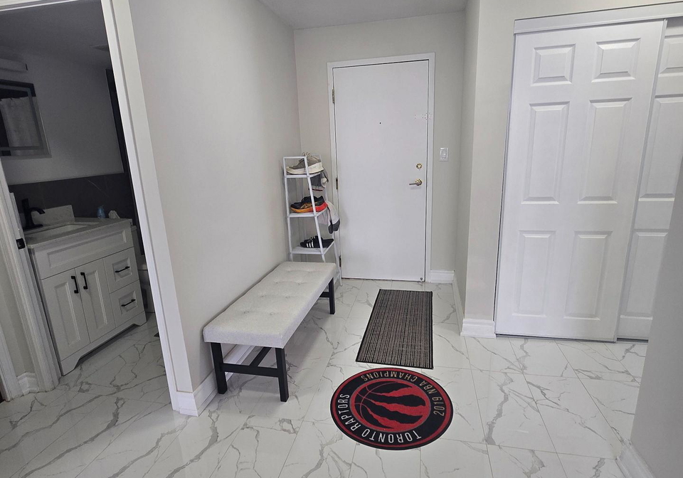 135-hillcrest-avenue-mississauga-ontario-w13648228