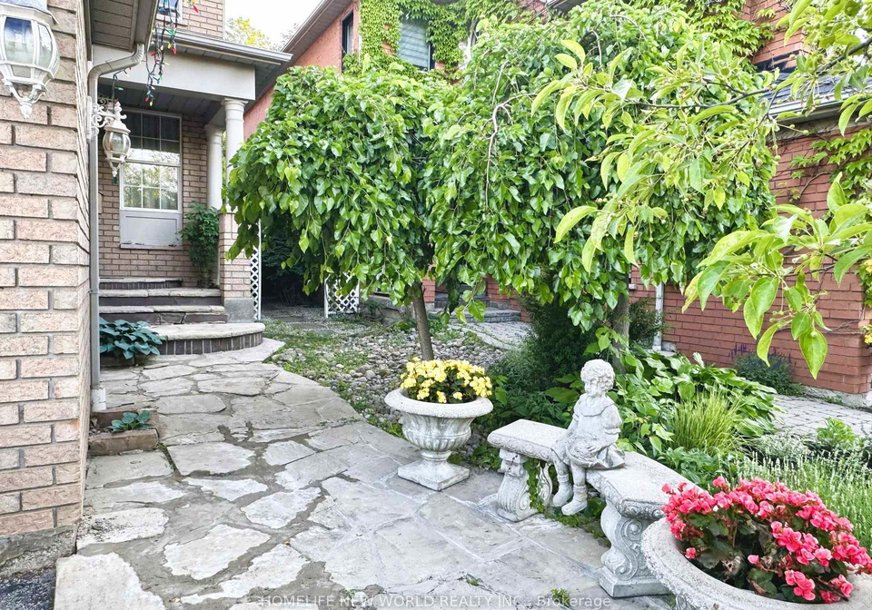 2326-yorktown-circle-mississauga-ontario-w13648358