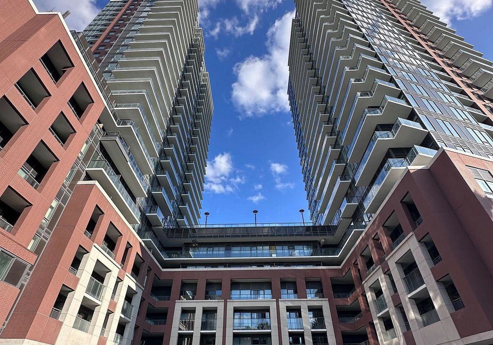 4010-eglinton-avenue-w-toronto-etobicoke-ontario-w13653450