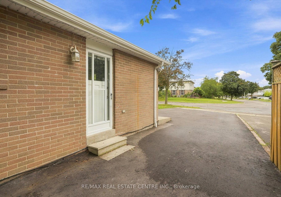 33-garside-crescent-brampton-ontario-w13654072