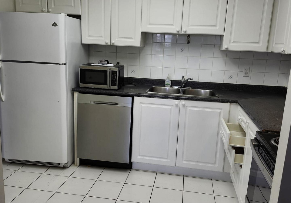 135-hillcrest-avenue-mississauga-ontario-w13655878