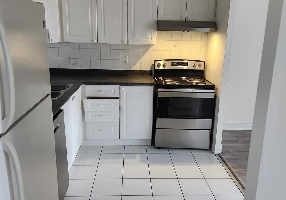 135-hillcrest-avenue-mississauga-ontario-w13655878