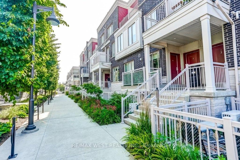 90-eastwood-park-gardens-toronto-etobicoke-ontario-w13656986
