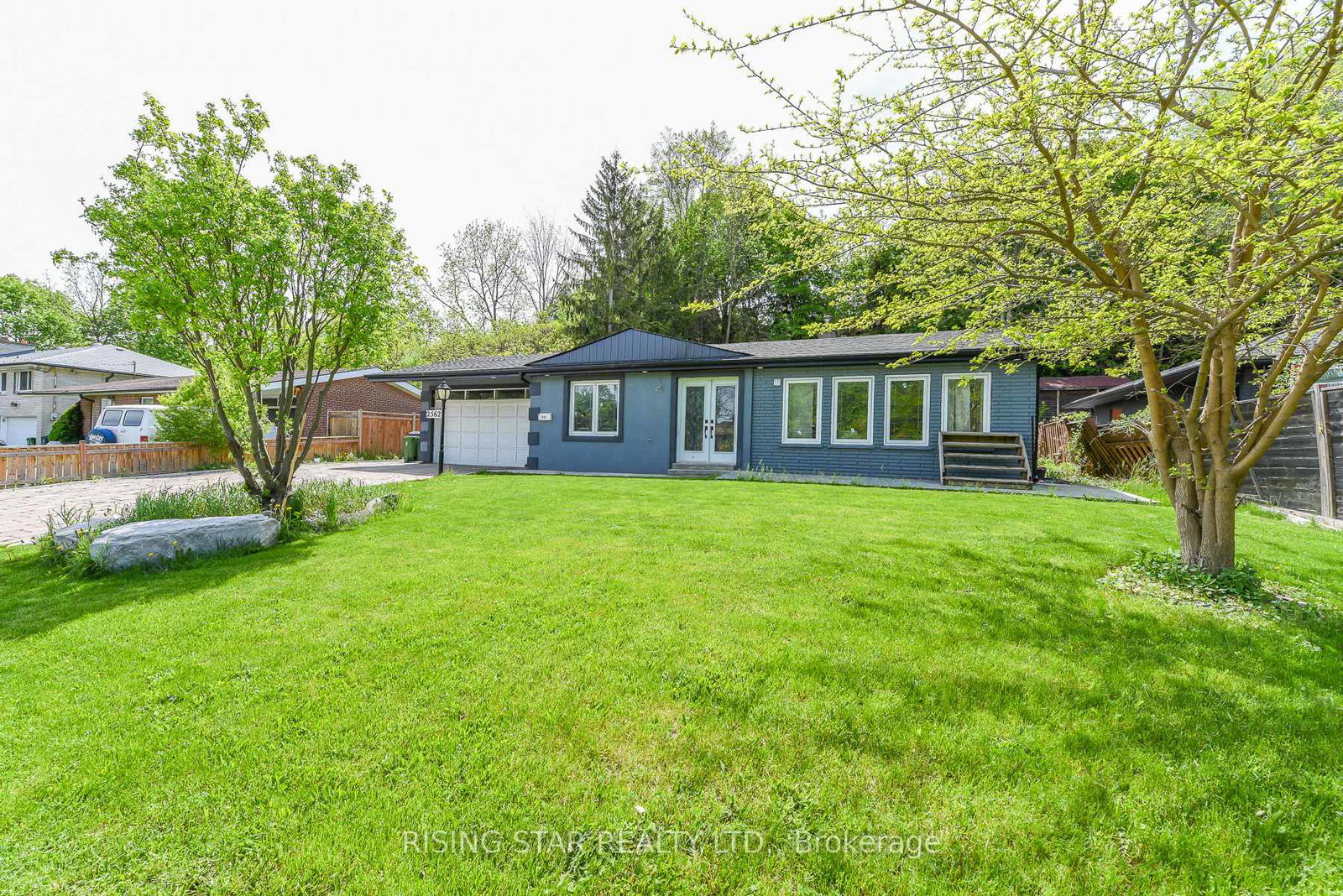 2562-islington-avenue-w-toronto-etobicoke-ontario-w13658778