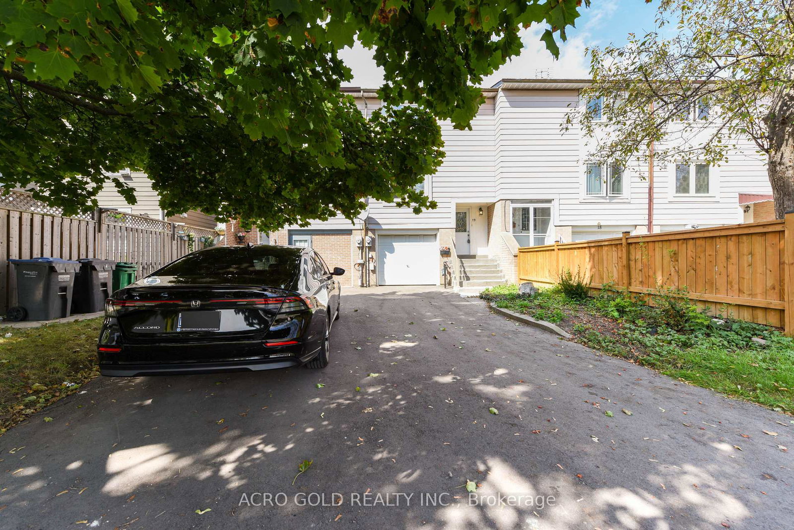 19-hoskins-square-brampton-ontario-w13659738