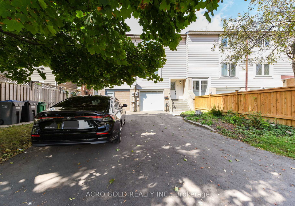 19-hoskins-square-brampton-ontario-w13659738