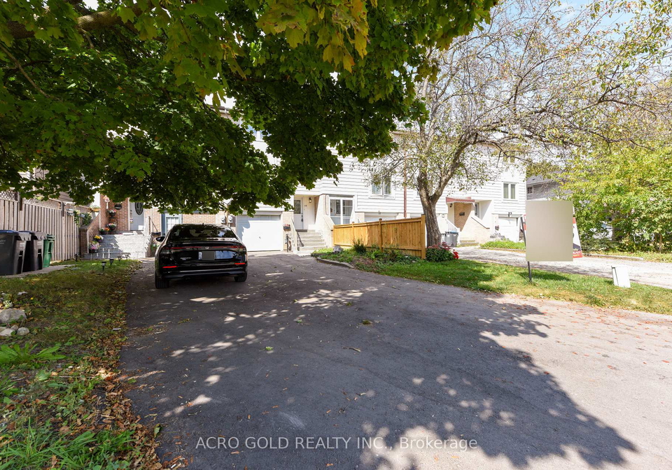 19-hoskins-square-brampton-ontario-w13659738
