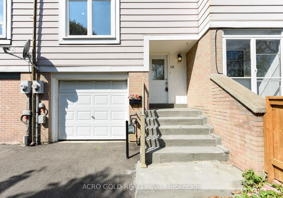 19-hoskins-square-brampton-ontario-w13659738