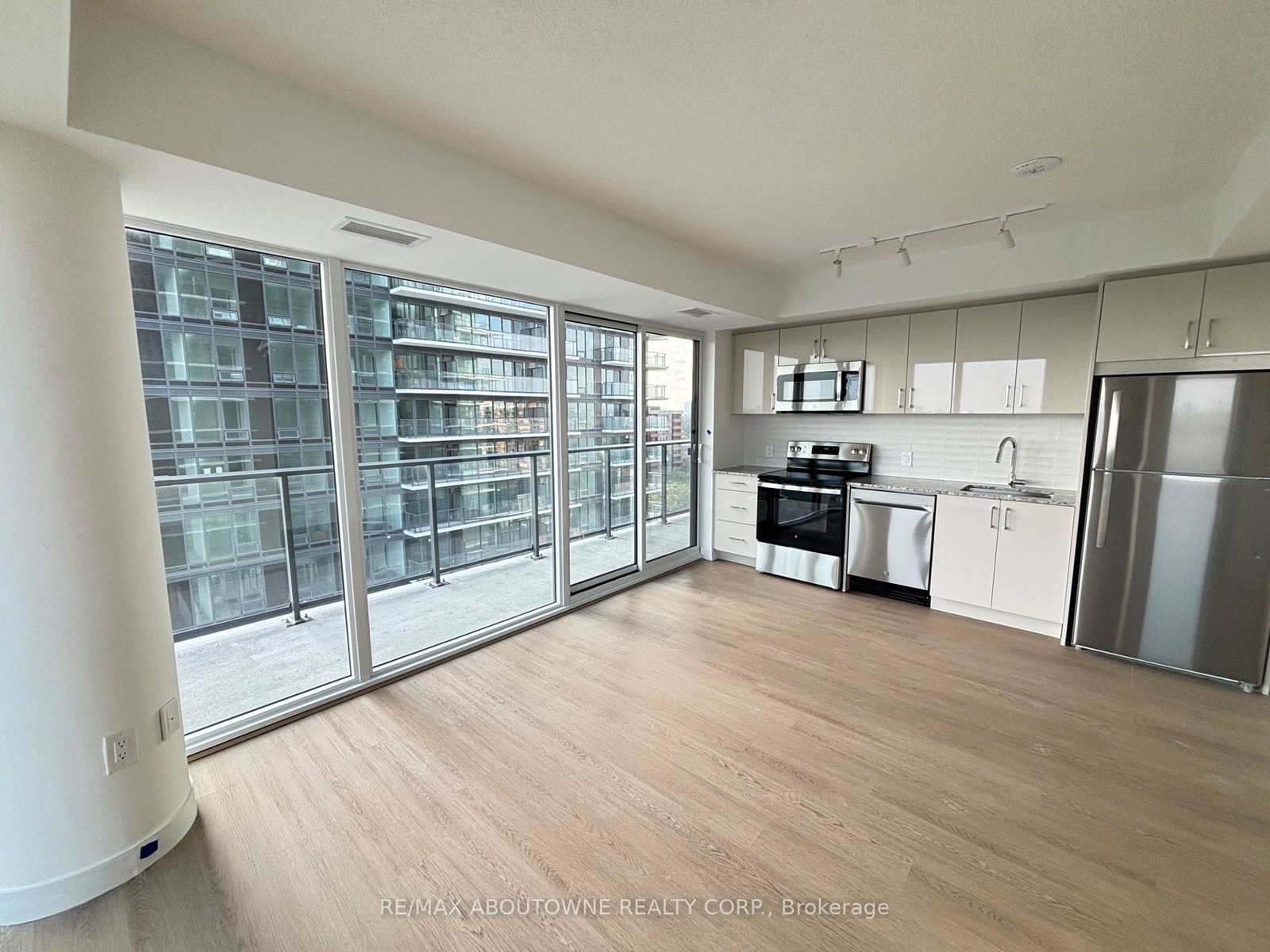 4010-eglinton-avenue-w-toronto-etobicoke-ontario-w13660700