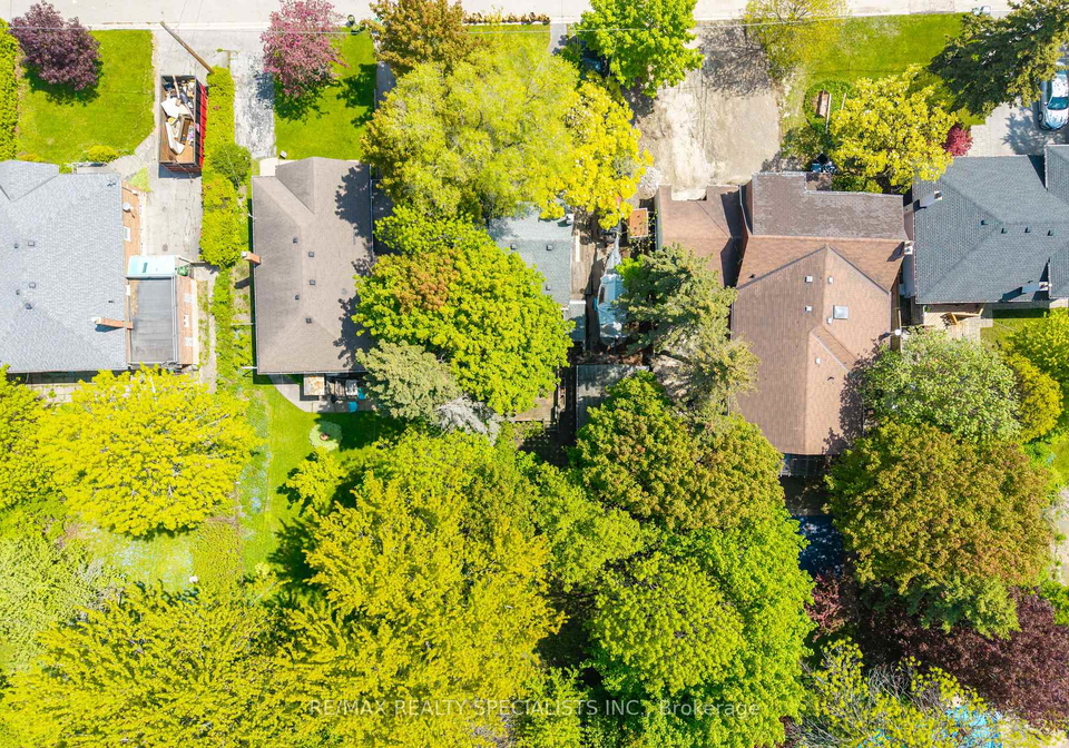 4-elton-crescent-toronto-etobicoke-ontario-w13662156