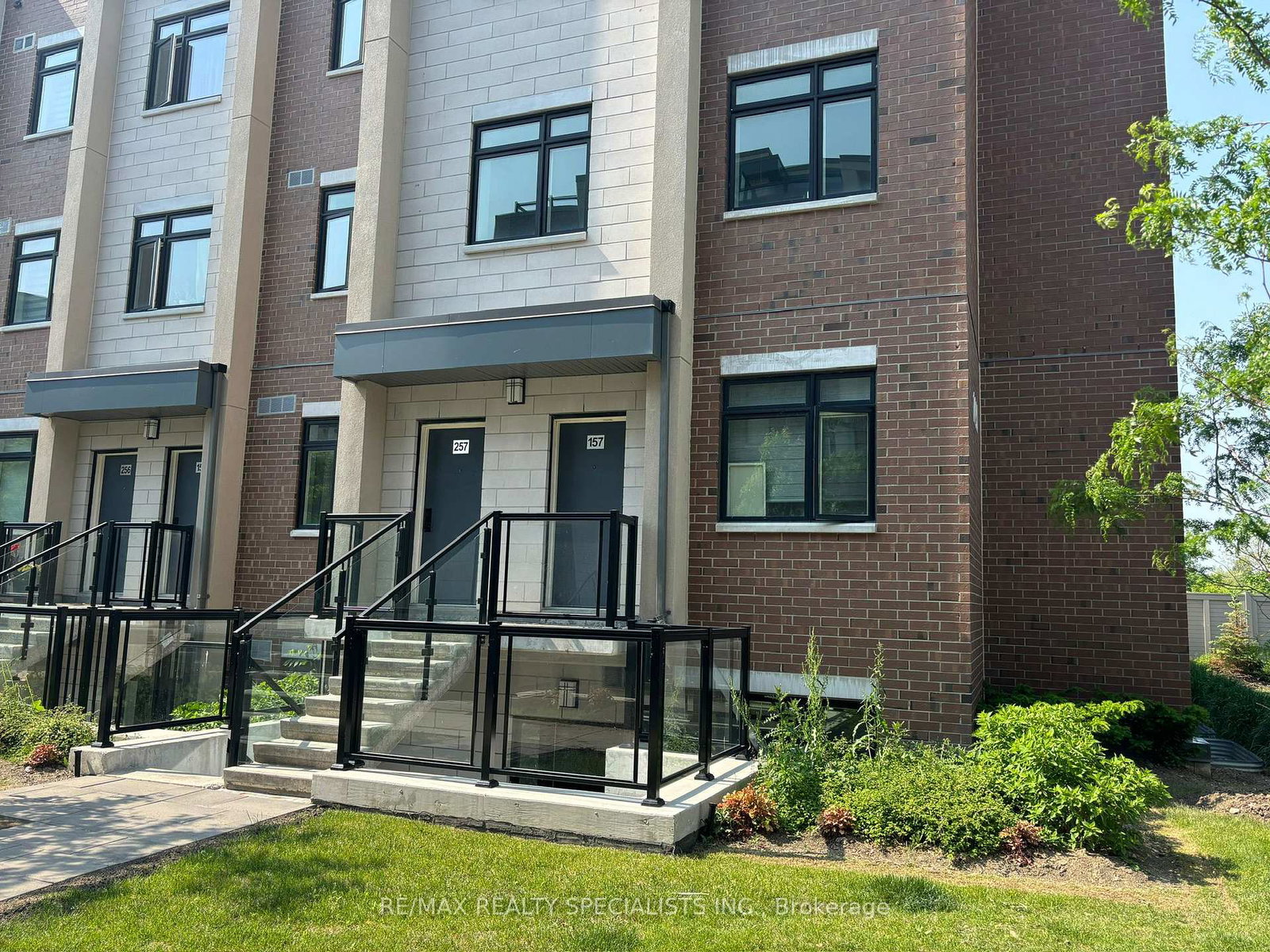 1095-douglas-mccurdy-comm-mississauga-ontario-w13665588