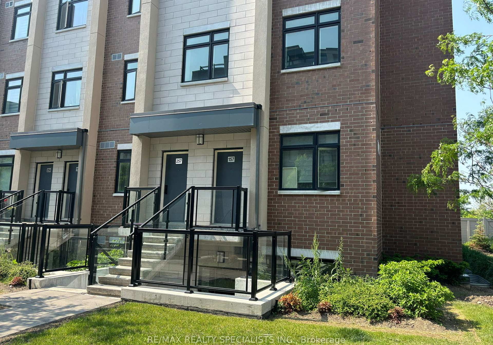 1095-douglas-mccurdy-comm-mississauga-ontario-w13665588
