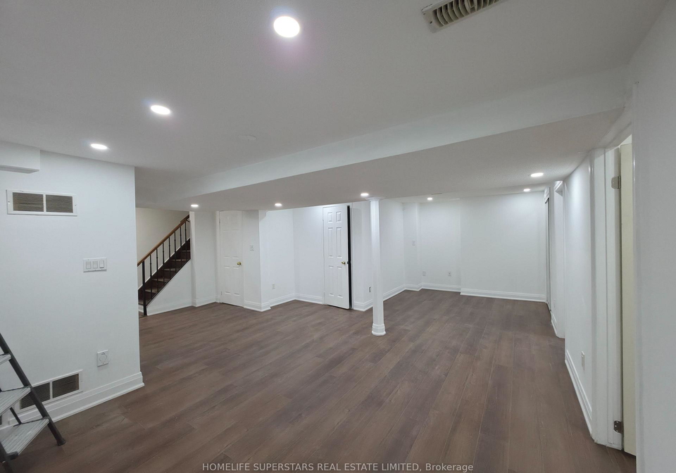 5-big-moe-crescent-brampton-ontario-w13667070