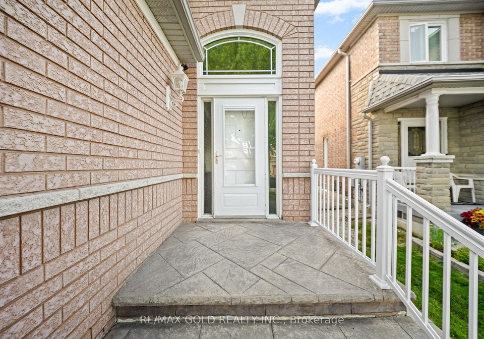 21-pacific-wind-crescent-brampton-ontario-w13667884
