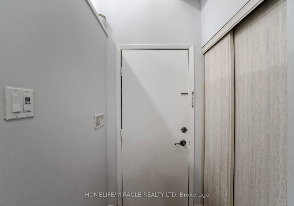 30-hoskins-square-brampton-ontario-w13669384