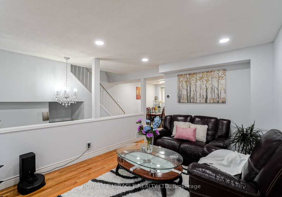 30-hoskins-square-brampton-ontario-w13669384
