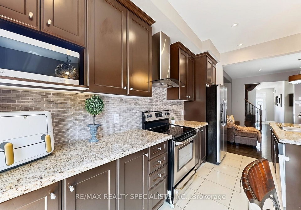 30-pendulum-circle-brampton-ontario-w13670538