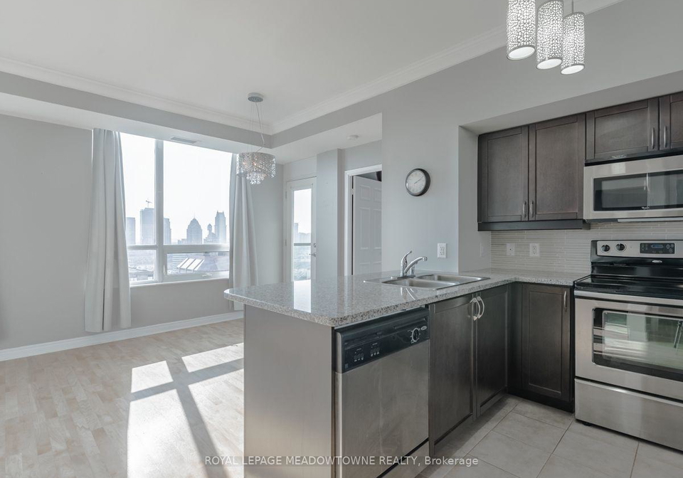 208-enfield-place-mississauga-ontario-w13672362