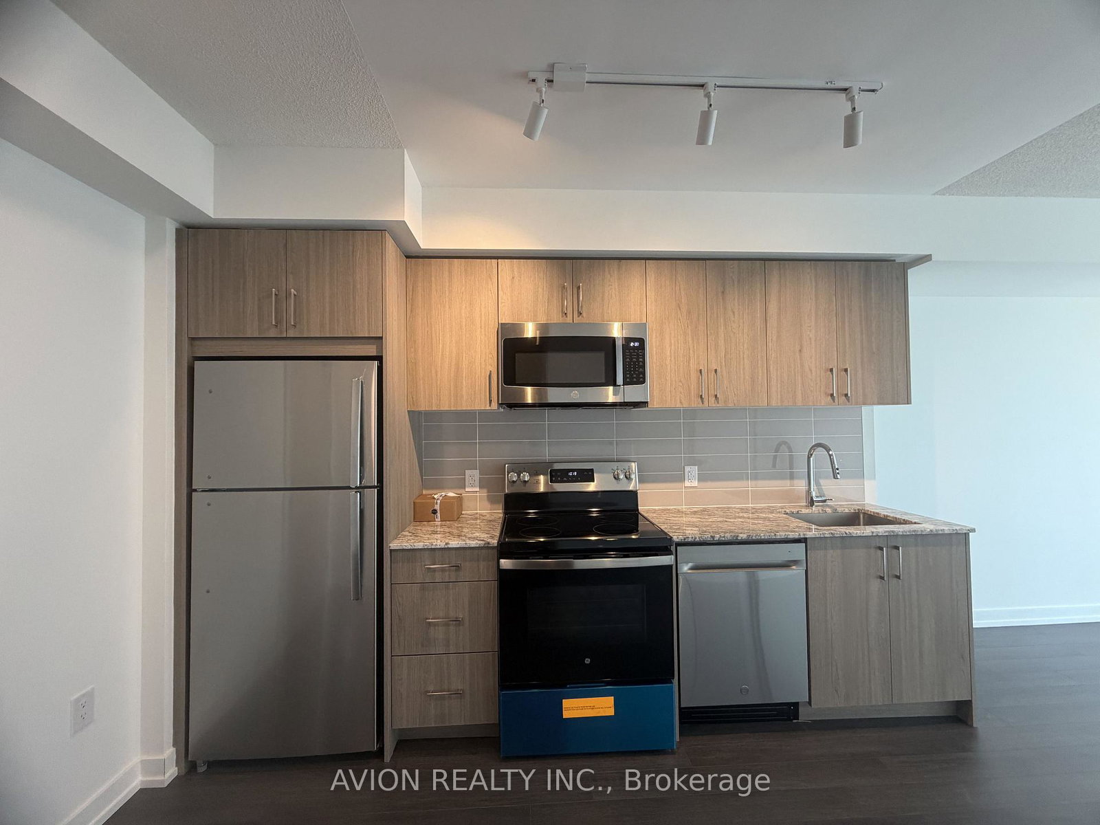 4010-eglinton-avenue-w-toronto-etobicoke-ontario-w13677196