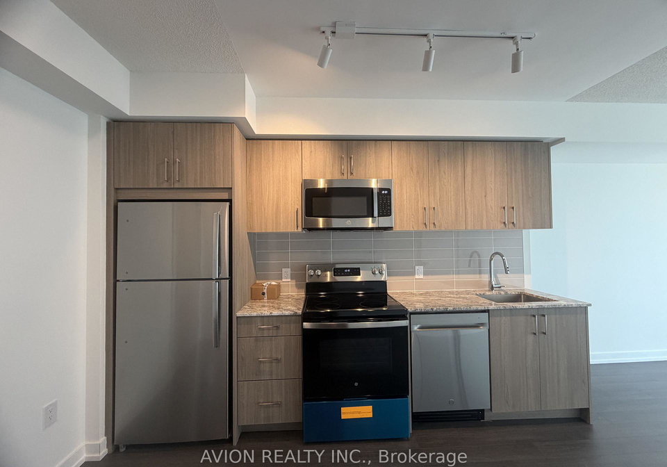 4010-eglinton-avenue-w-toronto-etobicoke-ontario-w13677196