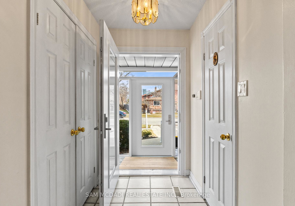 1004-queensbridge-drive-mississauga-ontario-w13677688