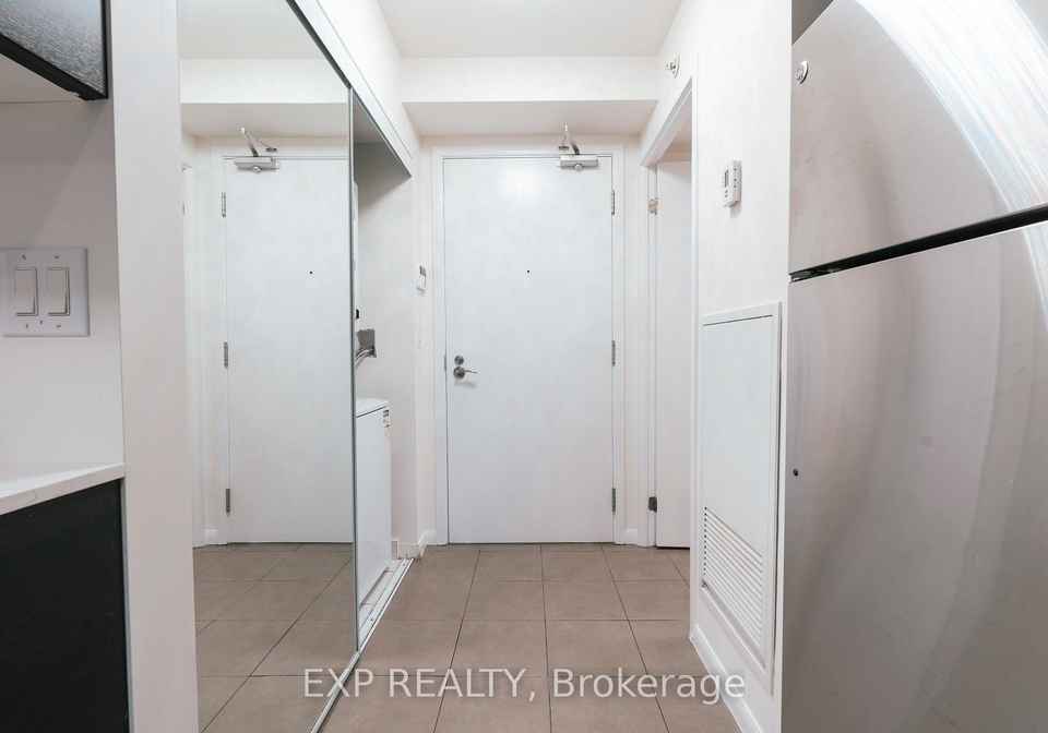 830-lawrence-avenue-w-toronto-north-york-ontario-w13678938