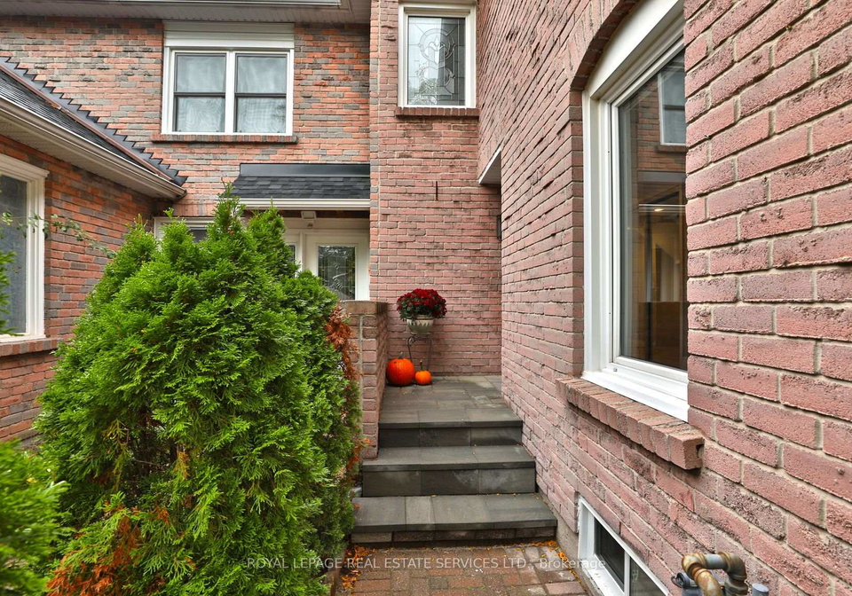 1021-runnymead-crescent-oakville-ontario-w13679408