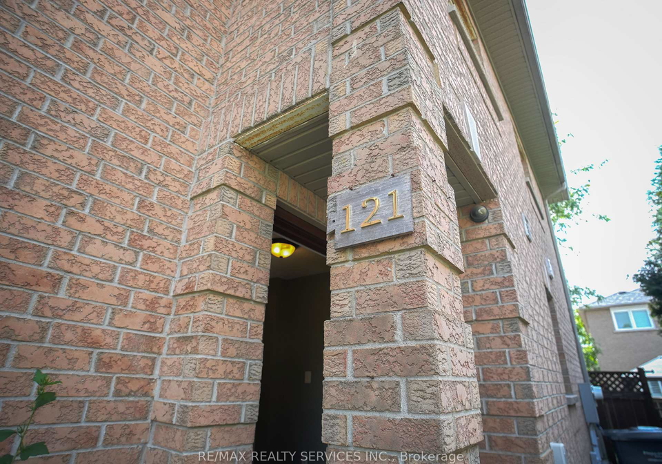 121-pressed-brick-drive-brampton-ontario-w13680844