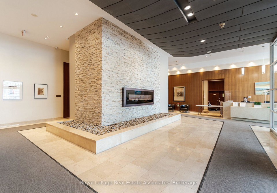 220-burnhamthorpe-road-w-mississauga-ontario-w13681924