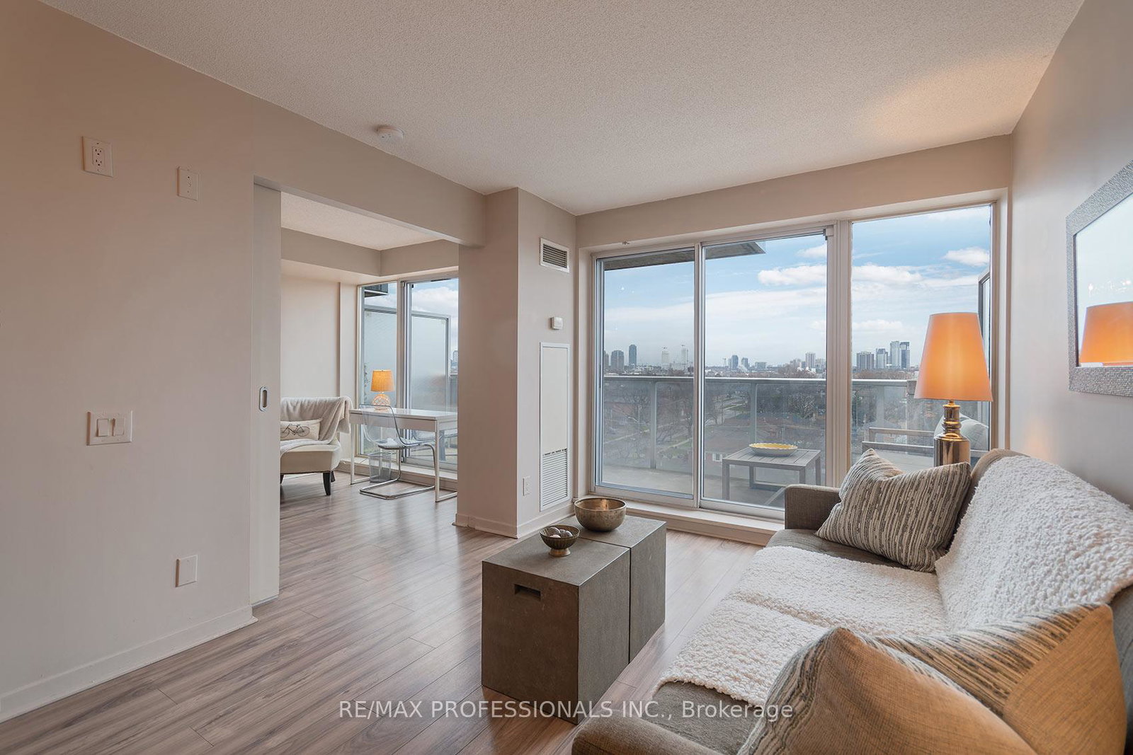 1040-the-queensway-toronto-etobicoke-ontario-w13681978